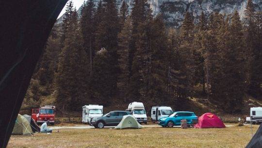 Découvrez le charme du camping à Fréjus avec emplacement pour tente