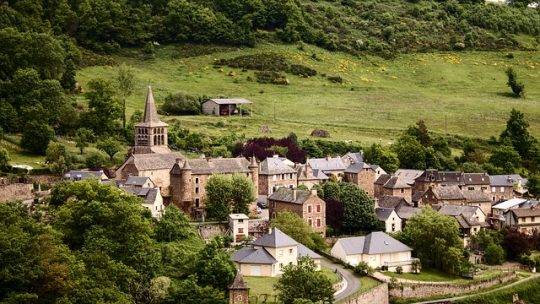 Faire de l’éco-tourisme depuis un camping insolite avec piscine en Aveyron, c’est possible ?