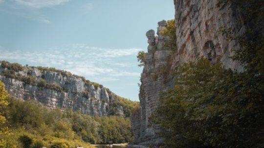 Guide ultime pour un camping idyllique en Ardèche au bord de la rivière