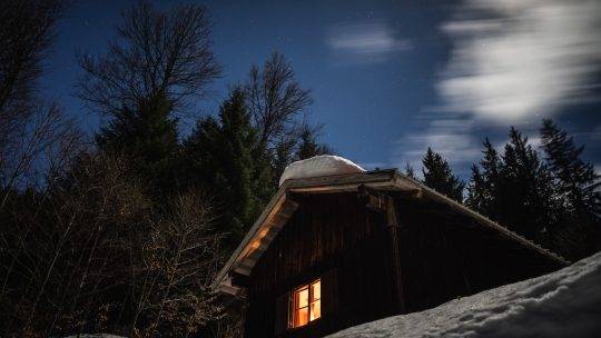 Dormez Sous les Étoiles : Vivez une Nuit Insolite en Chalet dans les Hautes-Alpes